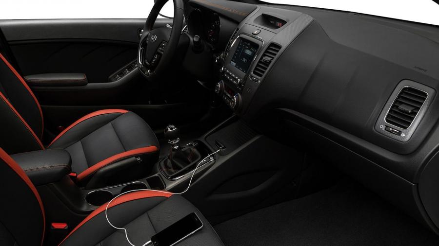 Интерьер Kia Forte5 2016 года  (фото 11 из 37)